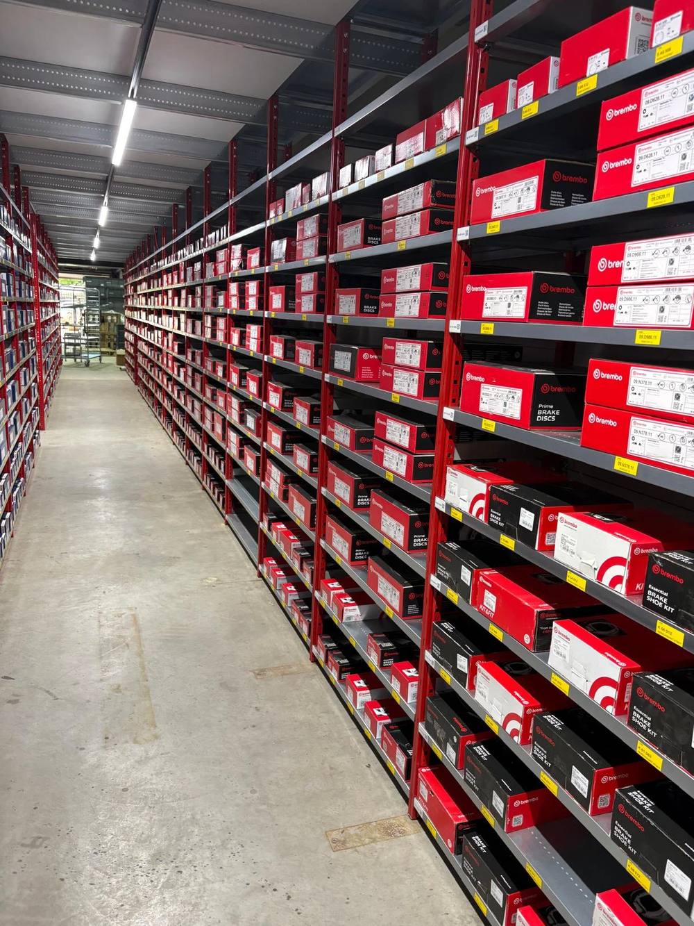 Magazijngangpad vol Brembo remonderdelen